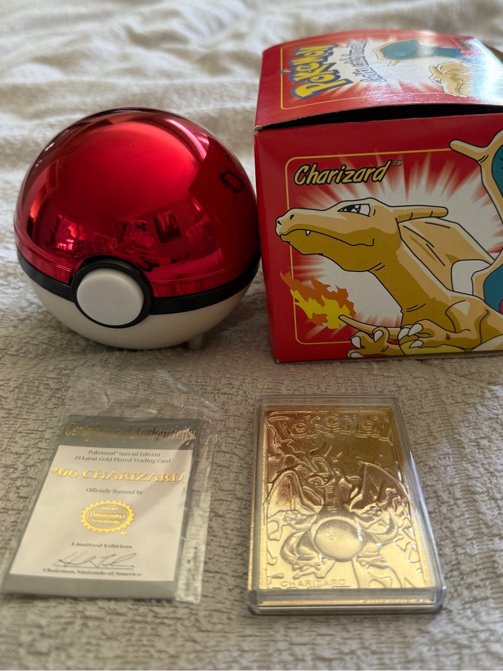 Pokémon Charizard Poké Ball Display Set - Red & White